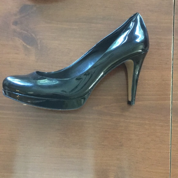 Vince Camuto worn 6.5 shoes - Picture 2 of 2